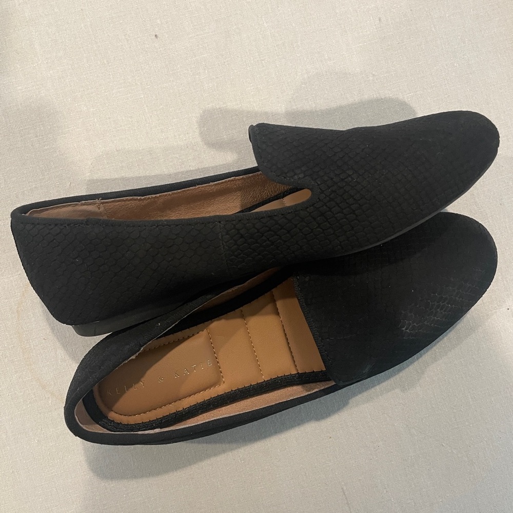Like New! Kelly & Katie Peyton Slip-On Loafers Black Suede Snake Texture Size 6